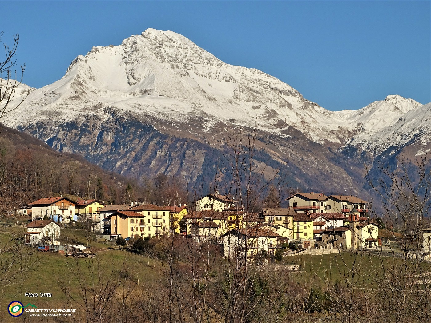 35 Zoom su Corone, sovrastato dall'Arera innevato.JPG